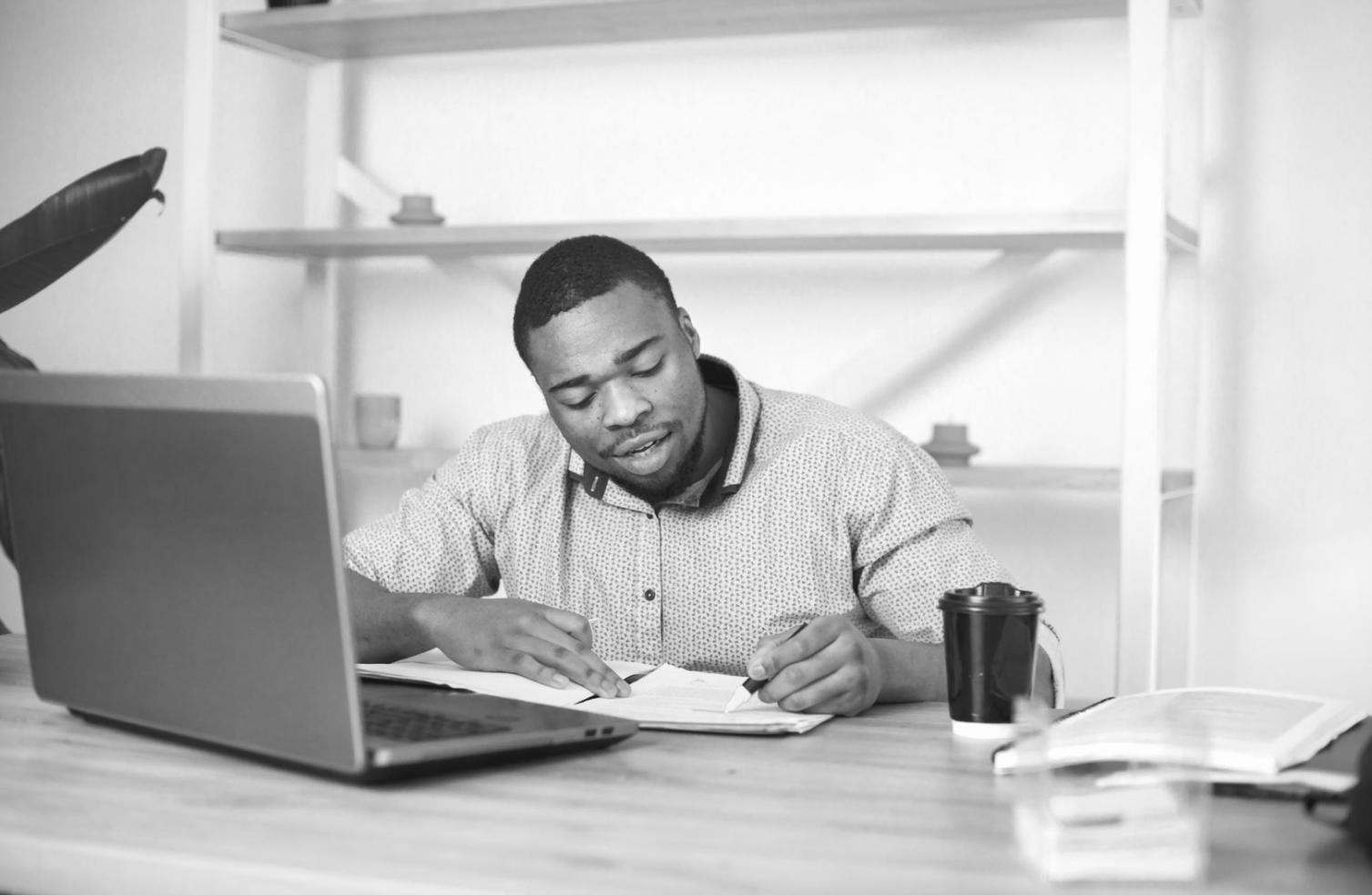 Séance de travail collaboratif entre apprenants
